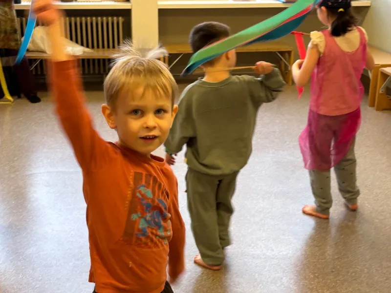 Kinder beim freien Tanzen